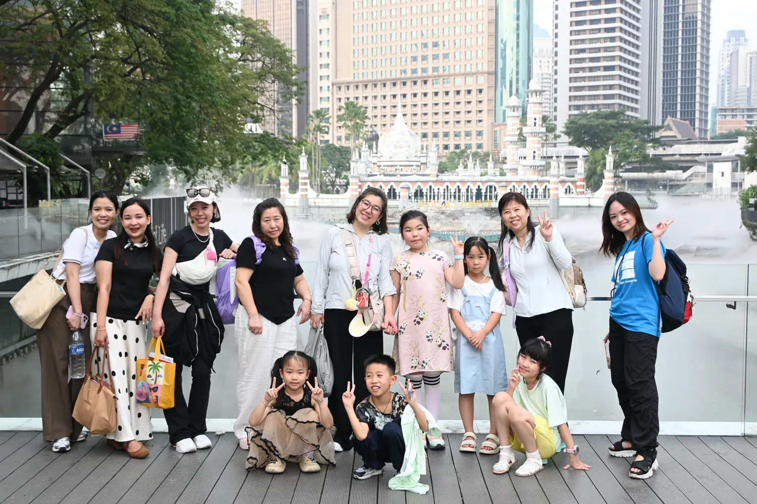 ELC 겨울캠프 학생들이 쿠알라룸푸르 도심 탐방에 참여한 단체사진