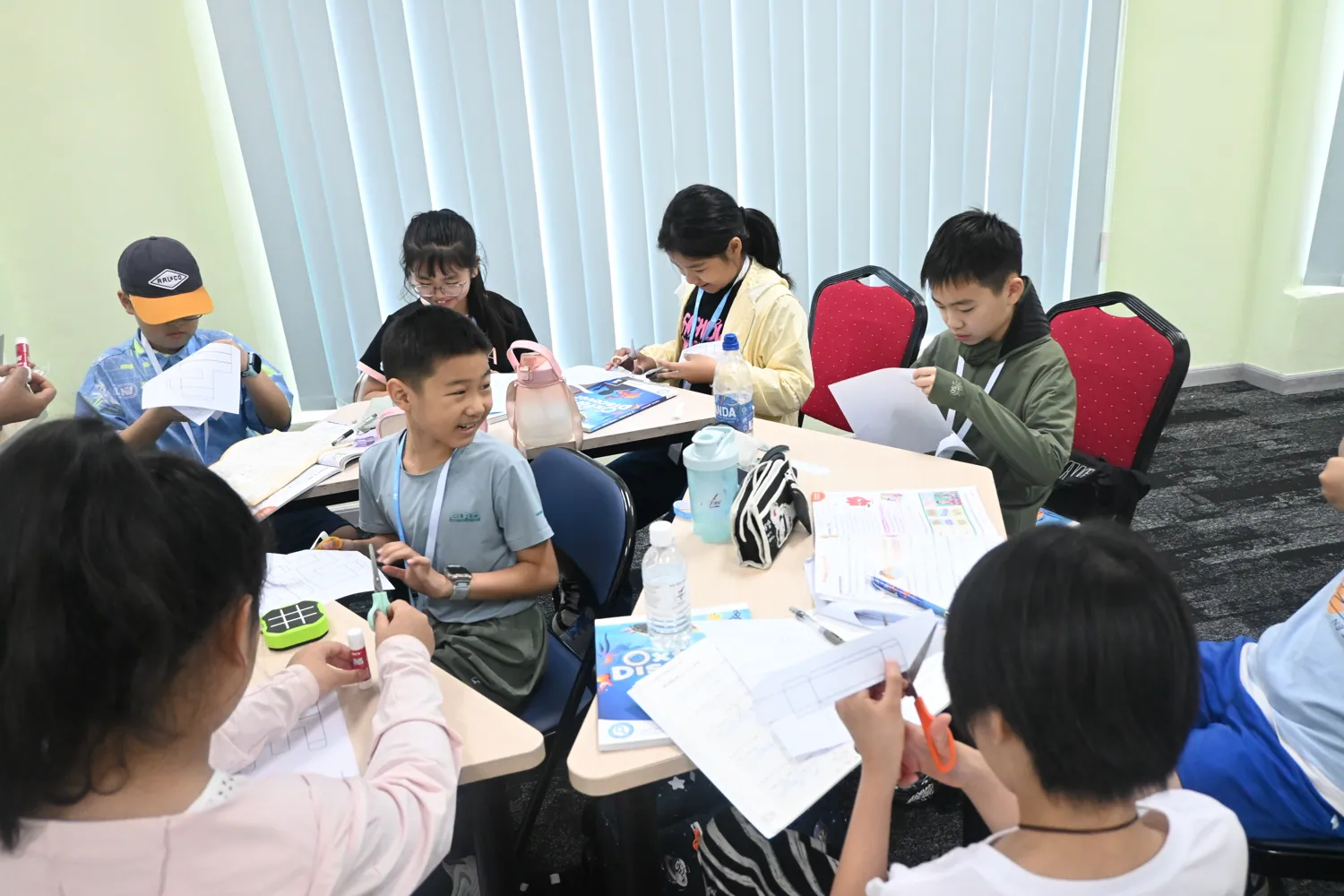 ELC 2026 겨울캠프 학생들이 책상에 모여 영어수업에 참여하는 모습