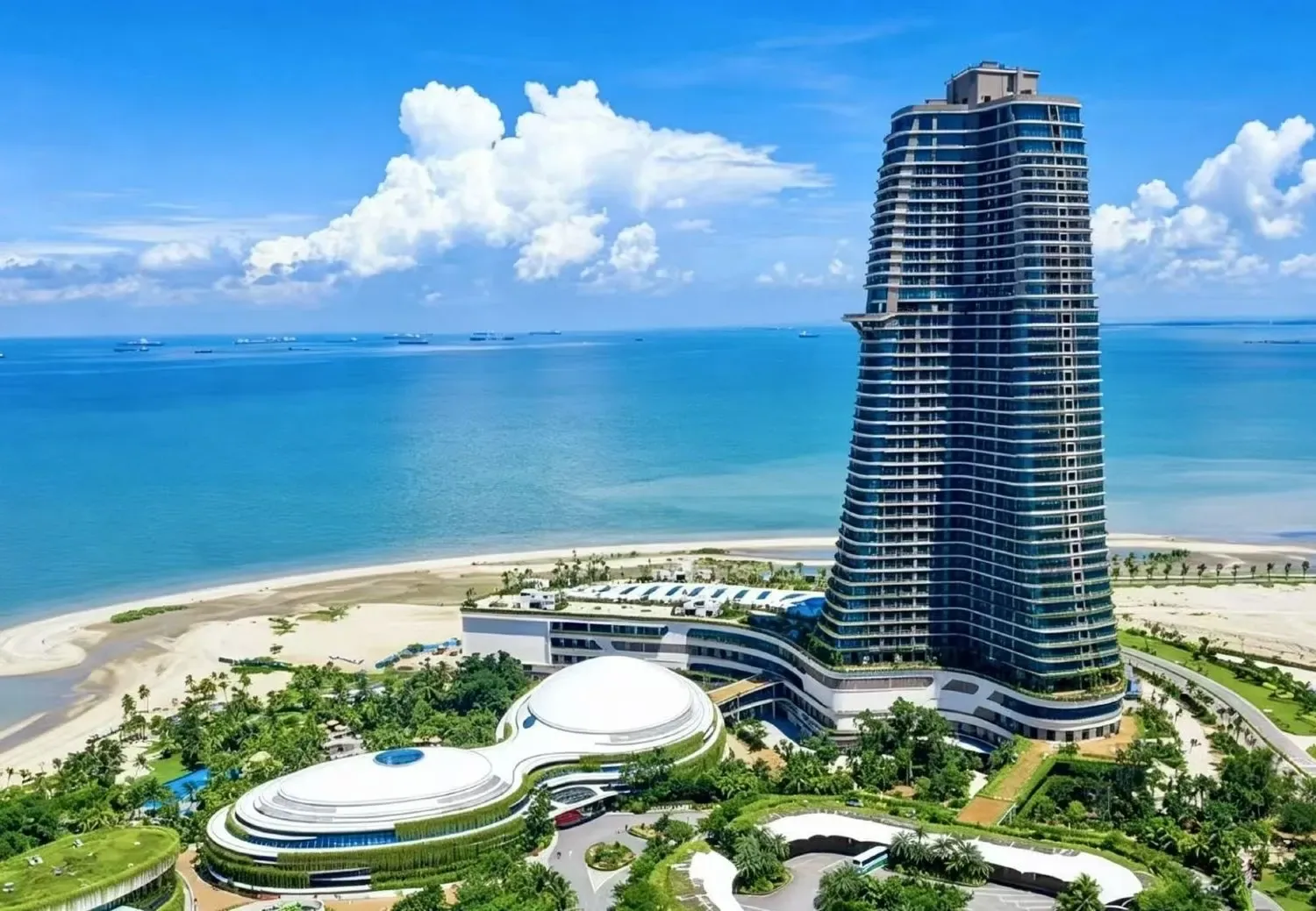MEC Forest City 캠퍼스 주변 해변과 건물 전경
