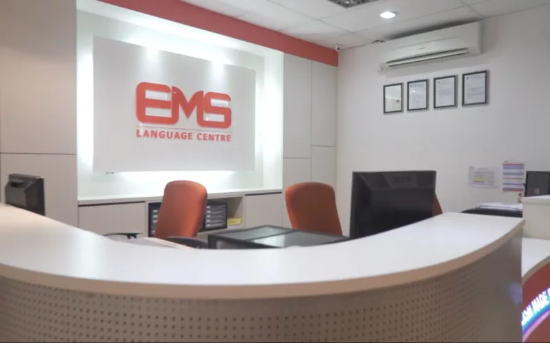 EMS Language Centre 접수처와 학교 로고