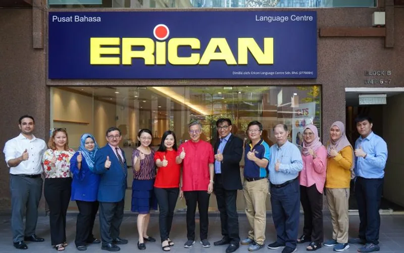Erican Language Centre의 학교 간판이 있는 입구