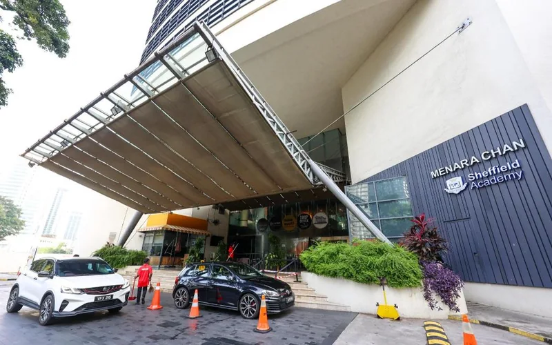 Sheffield Academy가 있는 Menara Chan 건물 입구