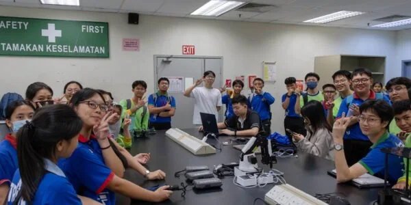 Curtin Malaysia STEM 행사에 참여한 학생들이 실습하는 모습