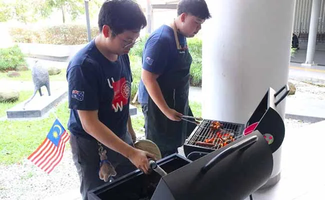 UOW Malaysia Batu Kawan 호주 문화행사에서 음식을 준비하는 학생들